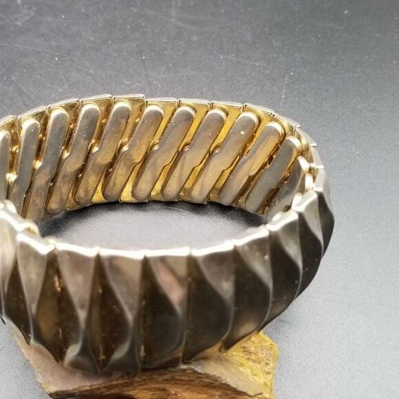 Crown trifari rare sweetheart bracelet B722 - Picture 1 of 3